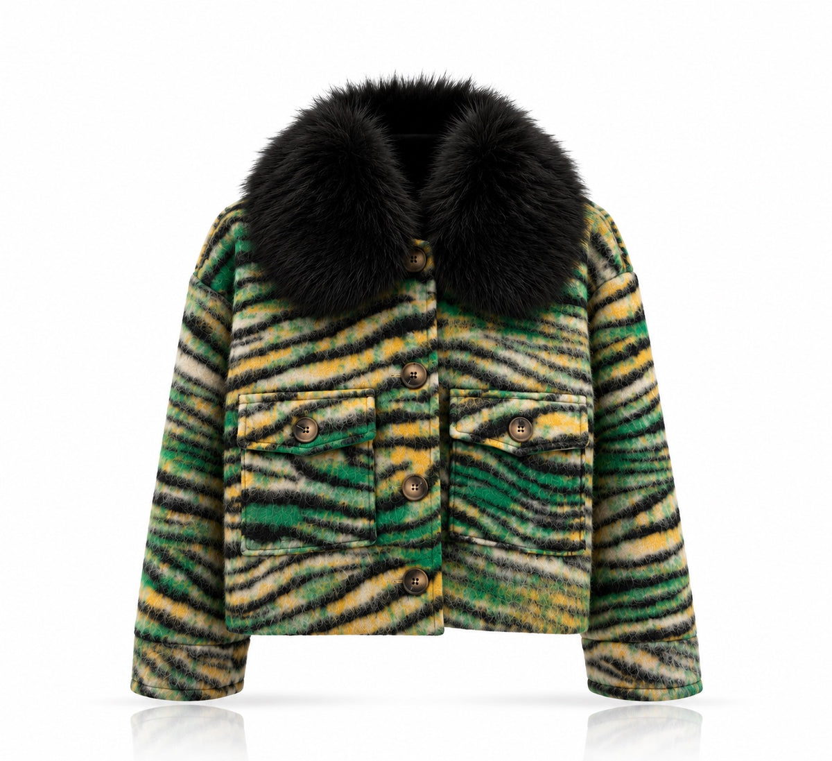 Kurze Zebra-Jacke in Grün, Gelb, Creme und Schwarz mit voluminösem schwarzem Kunstfellkragen, Knöpfen und zwei Brusttaschen, Freisteller