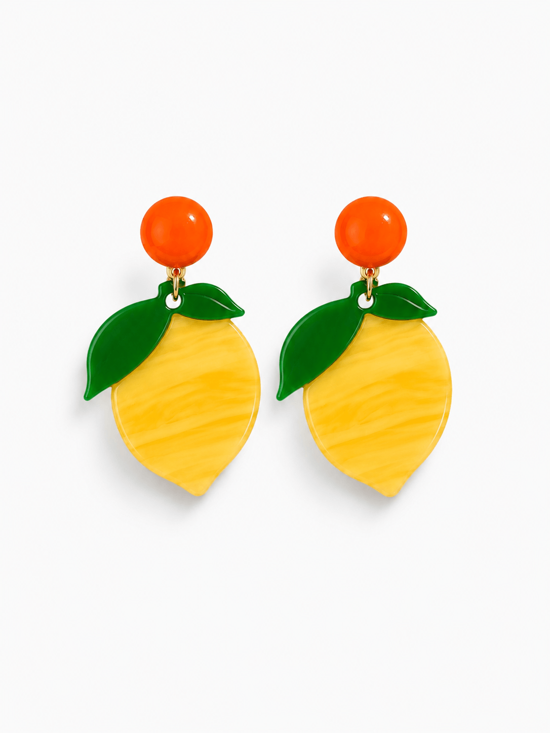 Gelbe Zitronen-Ohrringe mit grünen Blättern und orangefarbenen Steckern in glänzender Resin-Optik vor weißem Hintergrund.